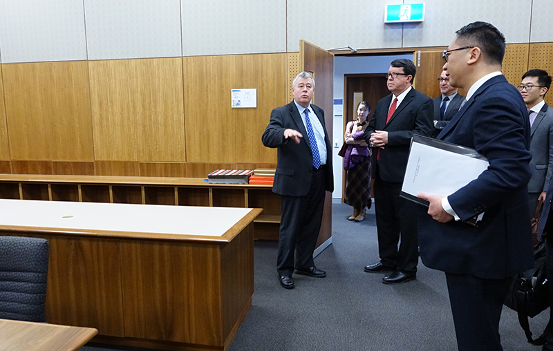 The Secretary for Justice, Mr Rimsky Yuen, SC, arrived in the Gold Coast, Australia, today (August 11) to continue his duty visit. Photo shows Mr Yuen (front right) visiting the facilities of the Dispute Resolution Centre at Bond University.