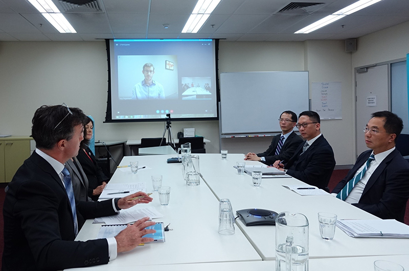 The Secretary for Justice, Mr Rimsky Yuen, SC (second right), receives a briefing on the services of the Dispute Resolution Branch, Department of Justice, Queensland, in Brisbane, Australia, today (August 11).
