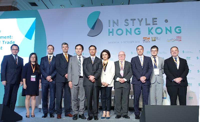 The Secretary for Justice, Mr Rimsky Yuen, SC (centre) in a group photo with the Managing Director of the Thailand Arbitration Center, Mr Pasit Asawawattanaporn (fifth from left), and speakers and moderators of the thematic session on "Legal Risk Management: Key to International Trade and Investment" in Bangkok, Thailand, today (October 6).
