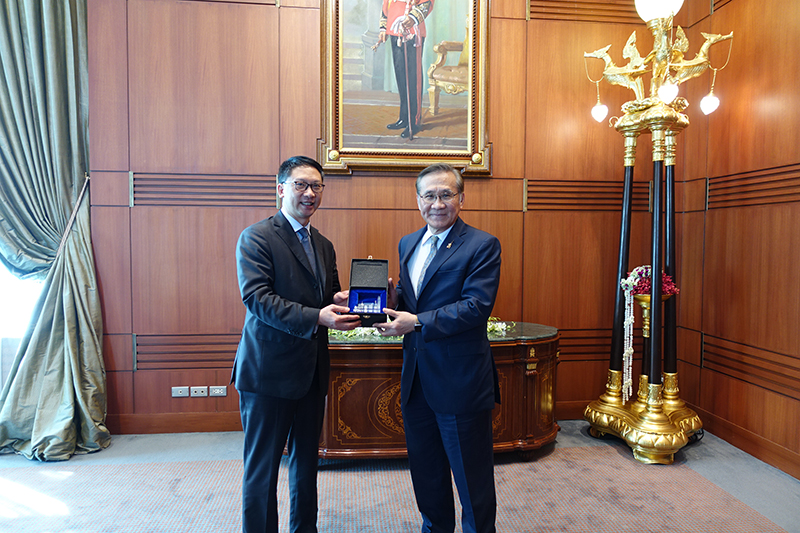 The Secretary for Justice, Mr Rimsky Yuen, SC (left), exchanges souvenirs with the Minister of Foreign Affairs of Thailand, Mr Don Pramudwinai, during a meeting in Bangkok, Thailand, today (October 7).