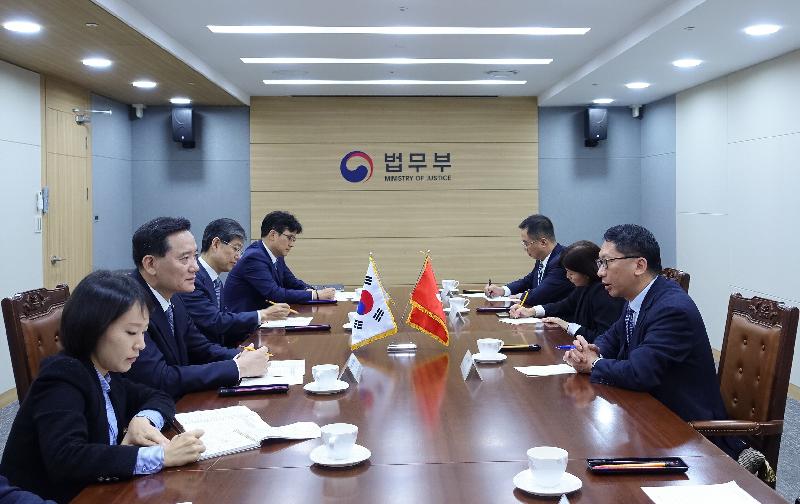 律政司司长袁国强资深大律师（右一）今日（十月十二日）在韩国首尔与韩国法务部部长金贤雄（左二）会面。