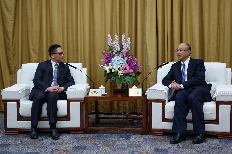 The Secretary for Justice, Mr Rimsky Yuen, SC (left), meets with the Mayor of the Shenzhen Municipal Government, Mr Xu Qin (right), in Shenzhen today (October 26).