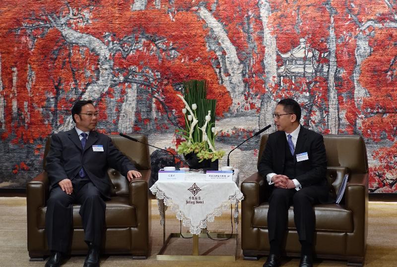 The Secretary for Justice, Mr Rimsky Yuen, SC (right), meets with the Vice-Chairman of the Standing Committee of Jiangsu Provincial People’s Congress, Mr Gong Pixiang (left), in Nanjing today (November 15).