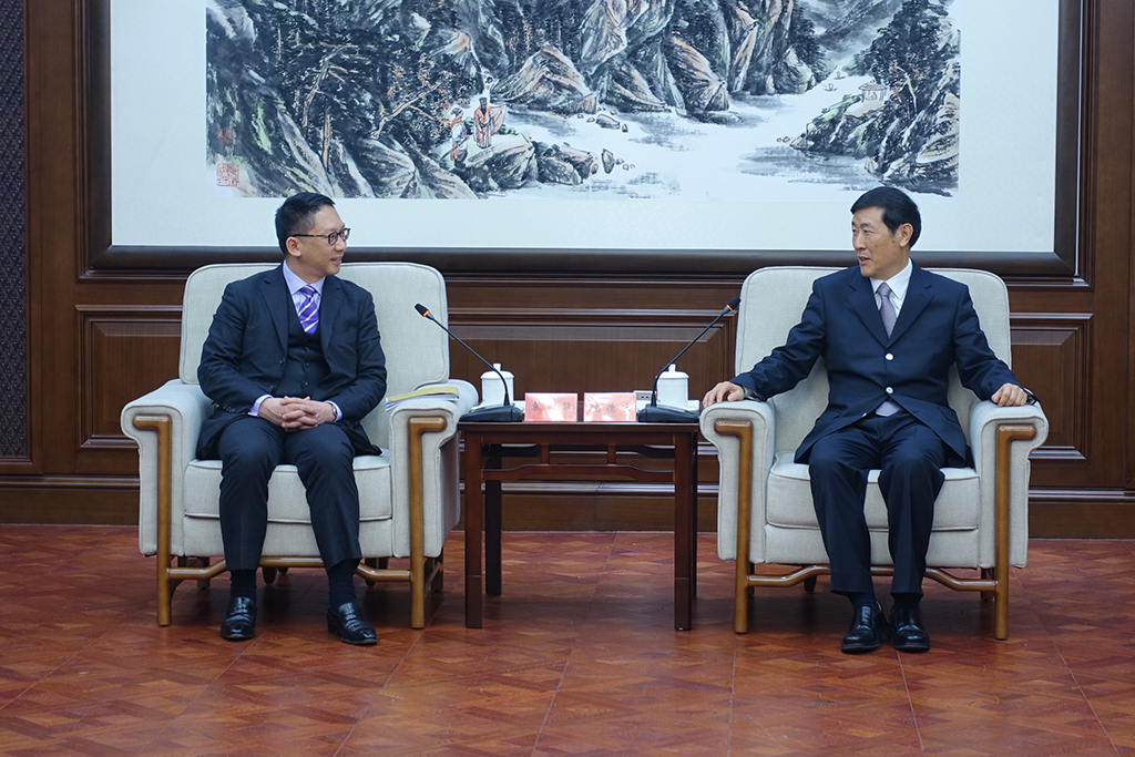 The Secretary for Justice, Mr Rimsky Yuen, SC, started his visit to Beijing today (December 7). Photo shows Mr Yuen (left) meeting with the Executive Vice President of the Supreme People's Court, Mr Shen Deyong (right), this afternoon.