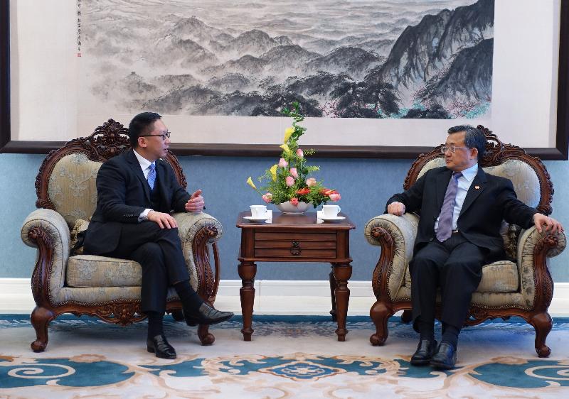 The Secretary for Justice, Mr Rimsky Yuen, SC (left), meets with the Vice Minister of Foreign Affairs, Mr Liu Zhenmin (right), in Beijing today (December 8).