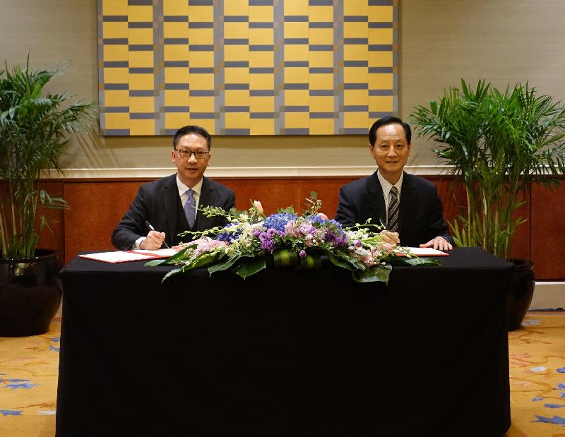 The Secretary for Justice, Mr Rimsky Yuen, SC, attended the signing ceremony of legal exchange and co-operation arrangements between the Department of Justice and the China University of Political Science and Law in Beijing today (December 8). Photo shows Mr Yuen (left) and Party Secretary of the China University of Political Science and Law, Mr Shi Yajun (right), signing the arrangements.