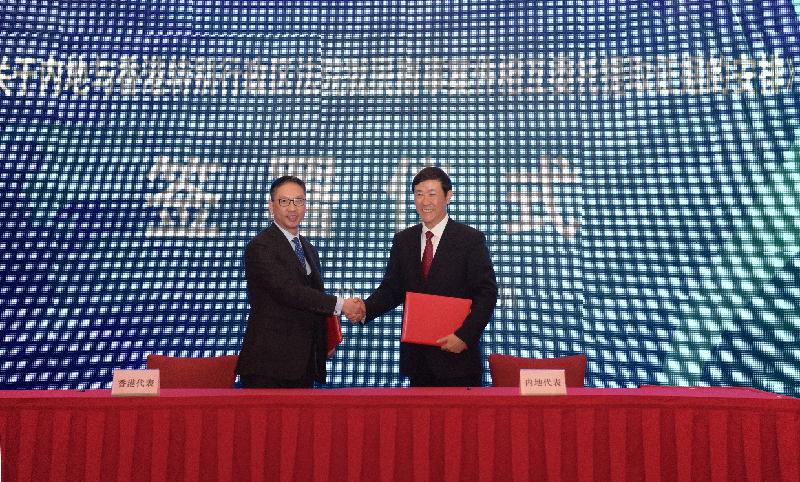 The Secretary for Justice, Mr Rimsky Yuen, SC (left), is pictured with the Executive Vice President of the Supreme People's Court, Mr Shen Deyong (right), after signing the Arrangement on Mutual Taking of Evidence in Civil and Commercial Matters between the Courts of the Mainland and the Hong Kong Special Administrative Region in Shenzhen today (December 29).