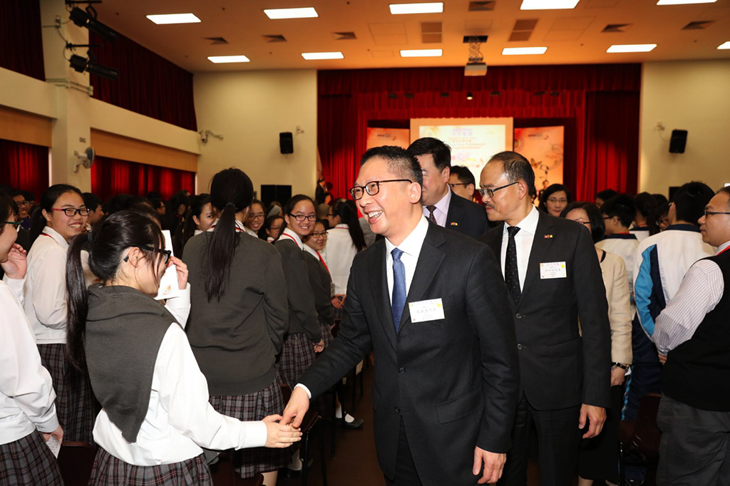 The Secretary for Justice, Mr Rimsky Yuen, SC, chats with students at the "Creation and Rehabilitation" drama and music performance under the Rehabilitation Pioneer Project at Stanley Prison today (April 5).