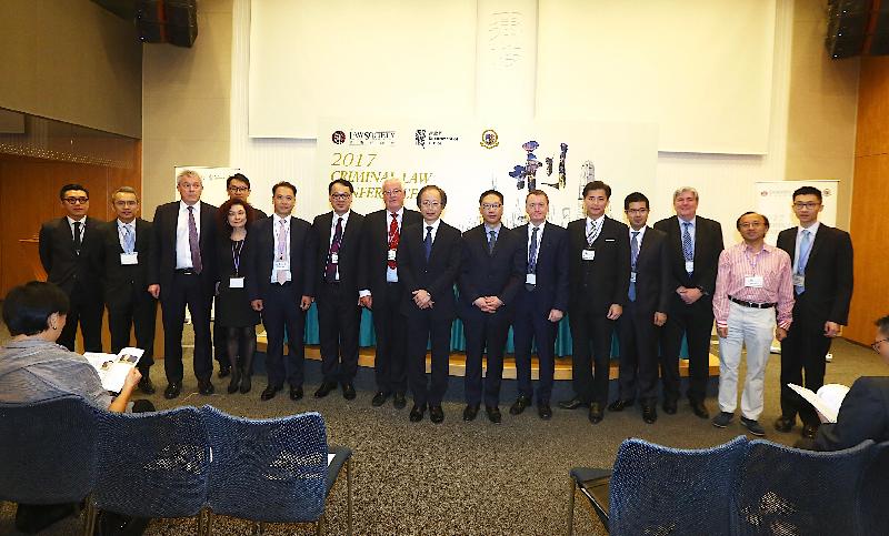 The Secretary for Justice, Mr Rimsky Yuen, SC (seventh right), and the Director of Public Prosecutions, Mr Keith Yeung, SC (eighth right), are pictured with the speakers and guests at the 2017 Criminal Law Conference today (May 20).