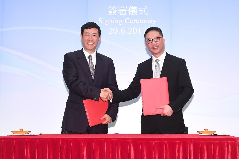 The Secretary for Justice, Mr Rimsky Yuen, SC (right), is pictured with the Executive Vice President of the Supreme People's Court, Mr Shen Deyong (left), after signing the Arrangement on Reciprocal Recognition and Enforcement of Civil Judgments in Matrimonial and Family Cases by the Courts of the Mainland and of the Hong Kong Special Administrative Region today (June 20).