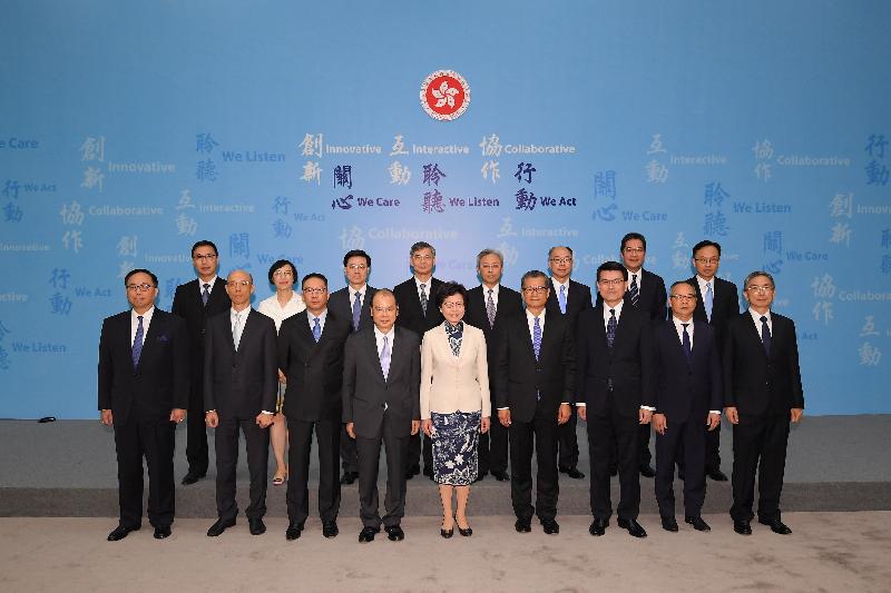 候任行政长官林郑月娥（前排中）今日（六月二十一日）与香港特别行政区第五届政府政治委任制度下的主要官员于记者会上合照。