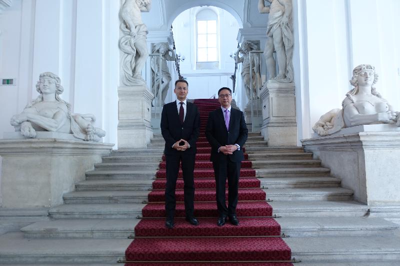 律政司司长袁国强资深大律师展开奥地利维也纳访问行程。图示袁国强（右）今日（维也纳时间七月三日）在维也纳与奥地利联邦司法部秘书长Georg Stawa（左）会面，就双方关注的事宜交换意见。