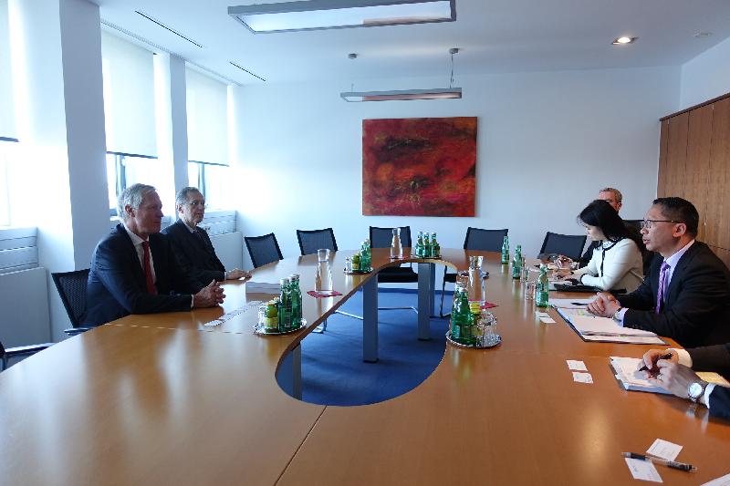 律政司司长袁国强资深大律师（右一）今日（维也纳时间七月三日）在奥地利维也纳与维也纳国际仲裁中心主席Dr Gunther Horvath（左一）和秘书长Dr Manfred Heider（左二）交流意见。