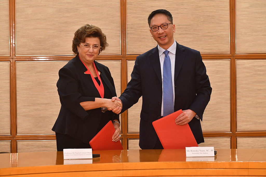 The Secretary for Justice, Mr Rimsky Yuen, SC (right), and the President of the Chartered Institute of Arbitrators, Professor Dr Nayla Comair-Obeid (left), today (October 20) signed a Memorandum of Understanding to strengthen mutual co-operation in the promotion of arbitration and dispute resolution in Hong Kong.