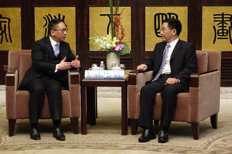 The Secretary for Justice, Mr Rimsky Yuen, SC (left) meets with the Vice Minister of Justice, Mr Wang Shuangquan (right), to exchange views on issues of mutual interest in Shanghai today (November 18).