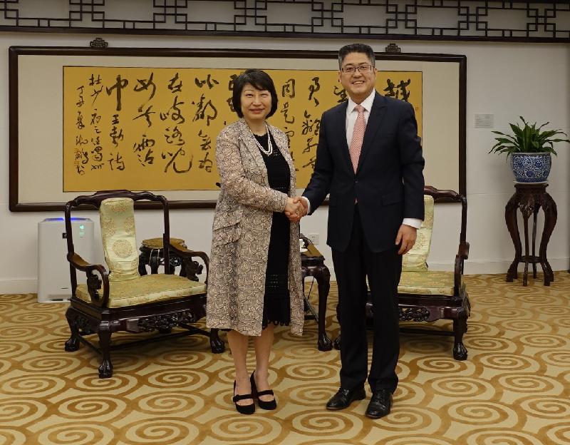 律政司司长郑若骅资深大律师在北京展开访问行程。图示郑若骅（左）今日（五月十日）与外交部副部长乐玉成（右）会面。