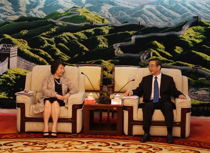 The Secretary for Justice, Ms Teresa Cheng, SC (left), and legal and dispute resolution practitioners from Hong Kong today (May 10) visited the Supreme People's Court in Beijing. Photo shows Ms Cheng (left) meeting with the Chief Justice of the People's Republic of China and President of the Supreme People's Court, Mr Zhou Qiang (right).