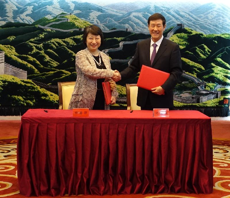 律政司司長鄭若驊資深大律師（左）今日（五月十日）在北京與最高人民法院常務副院長沈德咏（右）簽署加強內地和香港司法協助的會談紀要。