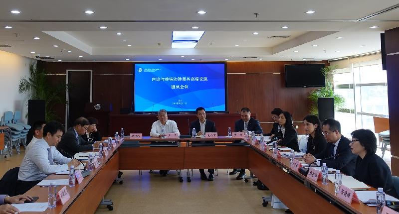 The Secretary for Justice, Ms Teresa Cheng, SC (first right), today (May 11) and the legal and disputes resolution practitioners from Hong Kong attend the roundtable meeting held by the China International Economic and Trade Arbitration Commission in Beijing.
