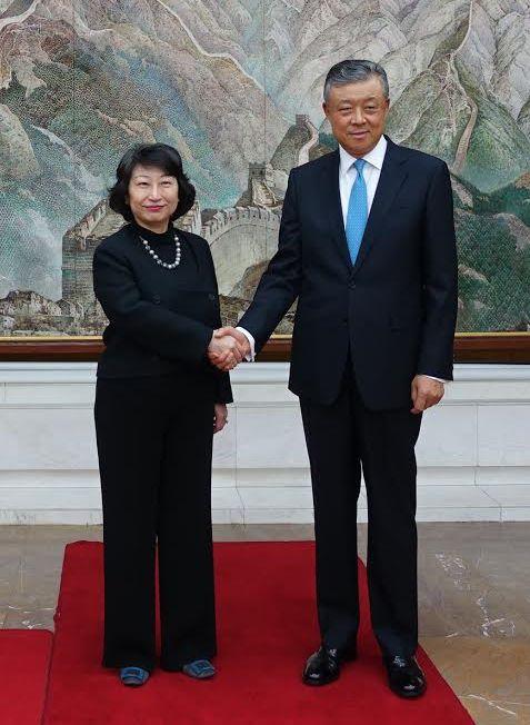 律政司司长郑若骅资深大律师（左）今日（伦敦时间六月十三日）在伦敦礼节性拜会中国驻英国大使刘晓明（右）。