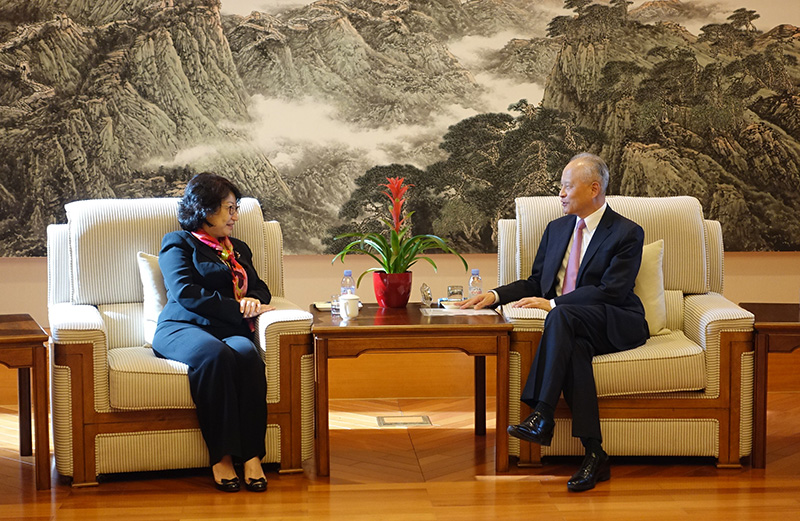The Secretary for Justice, Ms Teresa Cheng, SC (left), pays a courtesy call on the Chinese Ambassador to the United States, Mr Cui Tiankai (right), today (July 11, Eastern Standard Time) in Washington, DC.