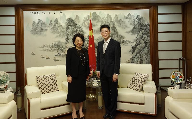 The Secretary for Justice, Ms Teresa Cheng, SC, (left) calls on the acting Consul General of the People's Republic of China in New York, Dr Zhao Yumin (right), today (July 16, Eastern Standard Time).