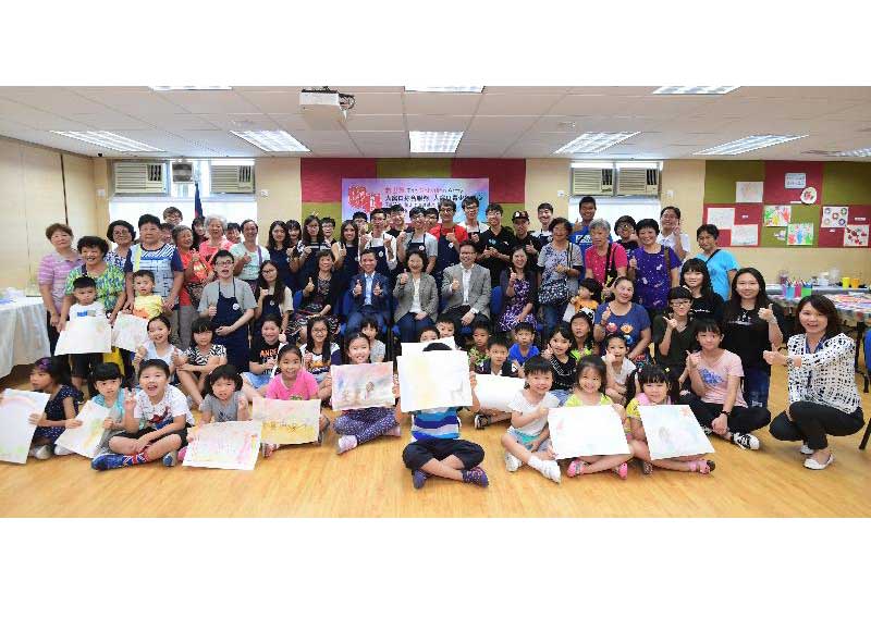 The Secretary for Justice, Ms Teresa Cheng, SC (third row, seventh right), visits the Salvation Army Tai Wo Hau Children and Youth Centre in Kwai Tsing District today (August 15). Photo shows Ms Cheng in picture with the Chairman of Kwai Tsing District Council, Mr Law King-shing (third row, sixth right), the District Officer (Kwai Tsing), Mr Kenneth Cheng (third row, eighth right), and participants of activities in the centre.