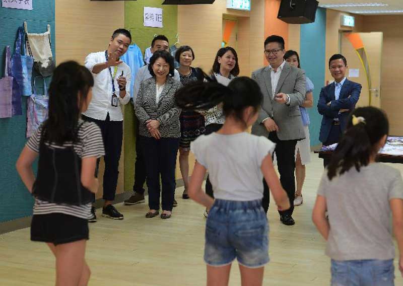 The Secretary for Justice, Ms Teresa Cheng, SC (second left), visits the Salvation Army Tai Wo Hau Children and Youth Centre in Kwai Tsing District today (August 15). Photo shows Ms Cheng watching children demonstrating K-pop dance in the centre.