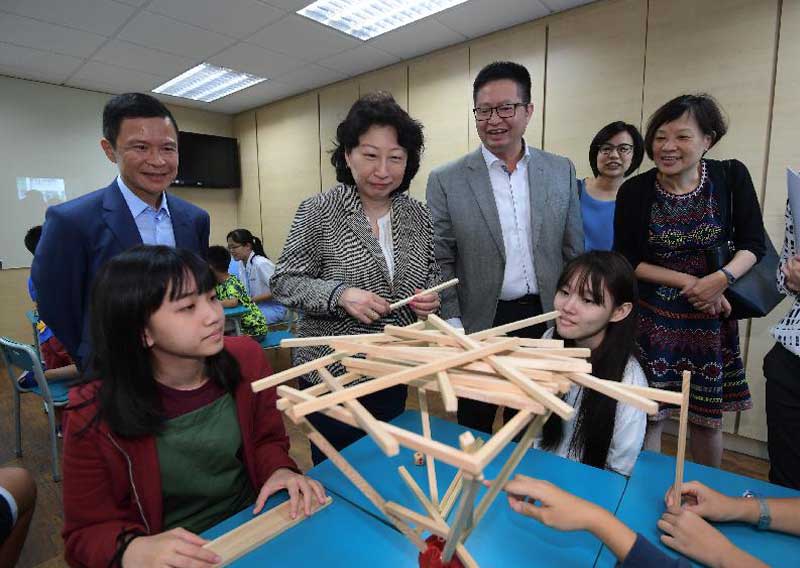 The Secretary for Justice, Ms Teresa Cheng, SC (second left), visits the Salvation Army Tai Wo Hau Children and Youth Centre in Kwai Tsing District today (August 15) and joins activities with youngsters in the centre.