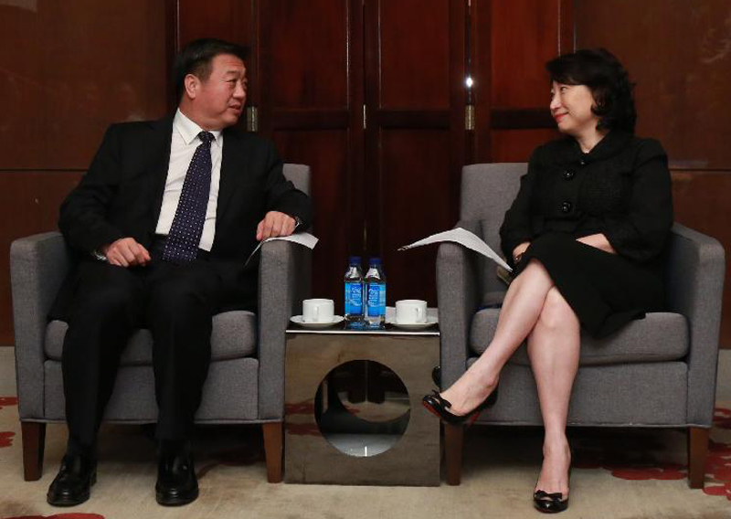 律政司司长郑若骅资深大律师（右）今日（九月五日）在广州与广东省副省长李春生（左）会面。