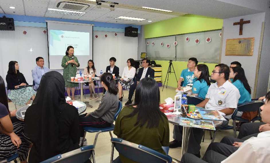 Accompanied by the Chairman of the Wong Tai Sin District Council, Mr Li Tak-hong (second left), and the District Officer (Wong Tai Sin), Ms Annie Kong (first left), the Secretary for Justice, Ms Teresa Cheng, SC (third left), visits the Caritas Jockey Club Integrated Service for Young People - Wong Tai Sin during her visit to Wong Tai Sin District today (September 26).