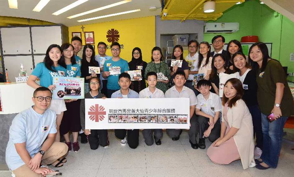 The Secretary for Justice, Ms Teresa Cheng, SC, visits the Caritas Jockey Club Integrated Service for Young People - Wong Tai Sin today (September 26). Photo shows Ms Cheng (back row, eighth left) with the Chairman of the Wong Tai Sin District Council, Mr Li Tak-hong (back row, fifth left), and the District Officer (Wong Tai Sin), Ms Annie Kong (back row, fourth left), as well as participants of activities in the centre.