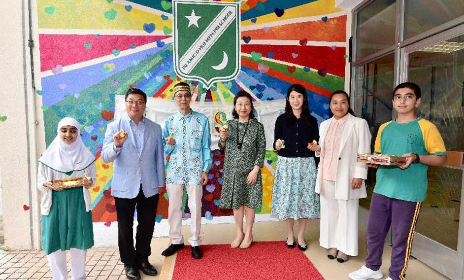 The Secretary for Justice, Ms Teresa Cheng, SC, visits Islamic Dharwood Pau Memorial Primary School in Wong Tai Sin District today (September 26). Photo shows Ms Cheng (centre) working together with students to create a mural.