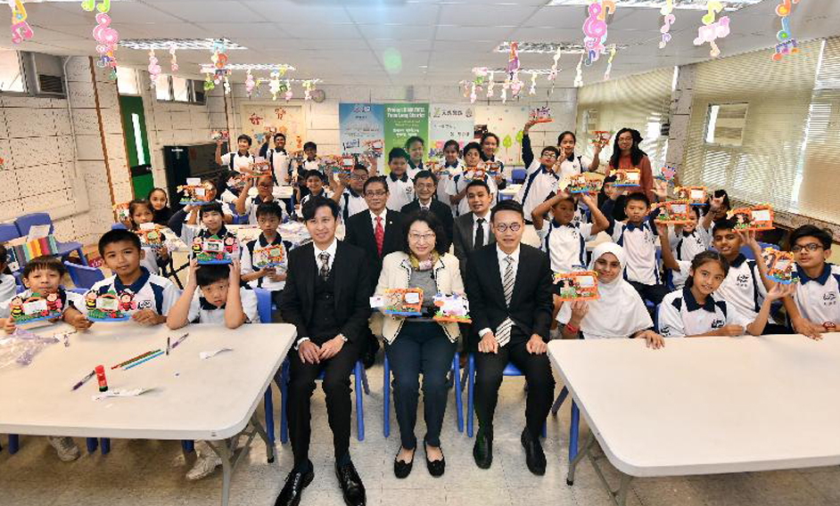 The Secretary for Justice, Ms Teresa Cheng, SC, visits Yuen Long Long Ping Estate Tung Koon Primary School today (November 23). Photo shows Ms Cheng (front row, fifth left) in picture with the Chairman of the Yuen Long District Council, Mr Shum Ho-kit (front row, fourth left), and the District Officer (Yuen Long), Mr Enoch Yuen (front row, fifth right), and mentees of the "Project HIMALAYA" and students.
