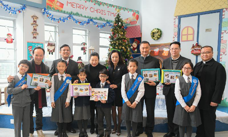 The Secretary for Justice, Ms Teresa Cheng, SC, visits SKH Tak Tin Lee Shiu Keung Primary School in Lam Tin today (December 13). Photo shows Ms Cheng (back row, third left) with the Chairman of the Kwun Tong District Council, Dr Bunny Chan (back row, third right), and the District Officer (Kwun Tong), Mr Steve Tse (back row, second right), as well as teachers and students. 