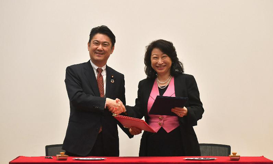 律政司司長鄭若驊資深大律師（右）與日本法務大臣山下貴司（左）今日（一月九日）簽署合作備忘錄，加強兩地在有關國際仲裁和調解事宜上的合作。