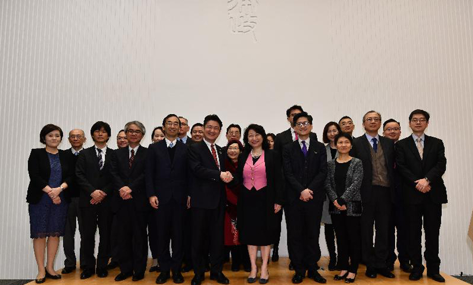律政司司長鄭若驊資深大律師（前排右五）和日本法務大臣山下貴司（前排左五）今日（一月九日）在香港與日本簽署合作備忘錄的儀式上與嘉賓合照。