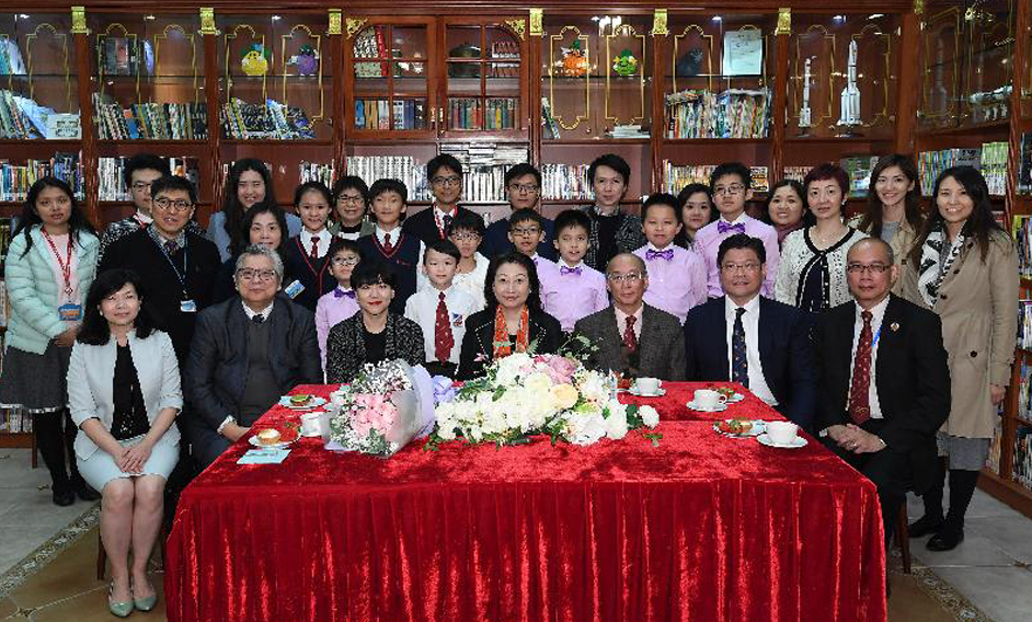 The Secretary for Justice, Ms Teresa Cheng, SC, visited King's College Old Boys' Association Primary School in Sheung Wan today (March 8). Photo shows Ms Cheng (front row, centre) with the District Officer (Central and Western), Mrs Susanne Wong (front row, third left), as well as teachers and students.