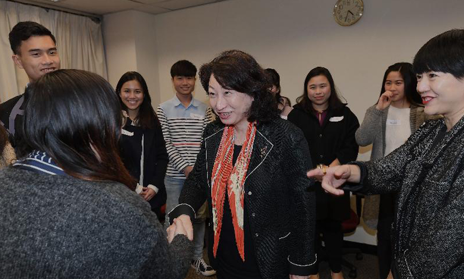 The Secretary for Justice, Ms Teresa Cheng, SC, visited Sai Ying Pun Community Complex to meet with youths of the Central and Western District Youth Development Network today (March 8). Photo shows Ms Cheng (fourth right) chatting with young people and listening to their views on community services and youth development.