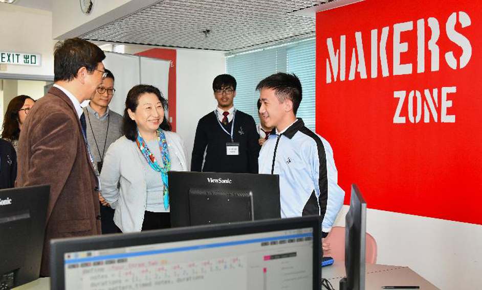 The Secretary for Justice, Ms Teresa Cheng, SC, visits Caritas Wu Cheng-chung Secondary School in Pokfulam today (March 12). Photo shows Ms Cheng (third right) observing students' artificial intelligence project.