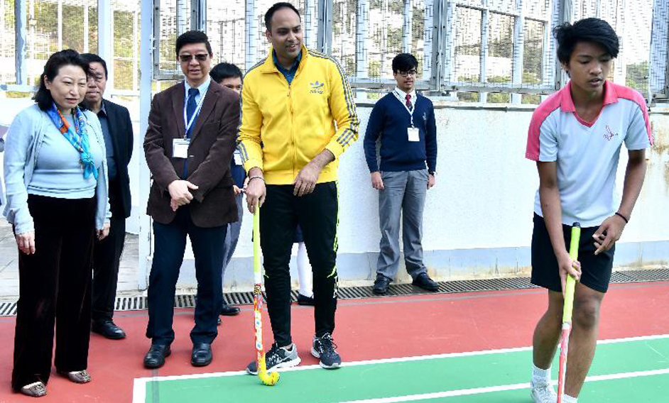 律政司司長鄭若驊資深大律師（左一）今日（三月十二日）到訪位於薄扶林的明愛胡振中中學，觀看學生進行曲棍球訓練。