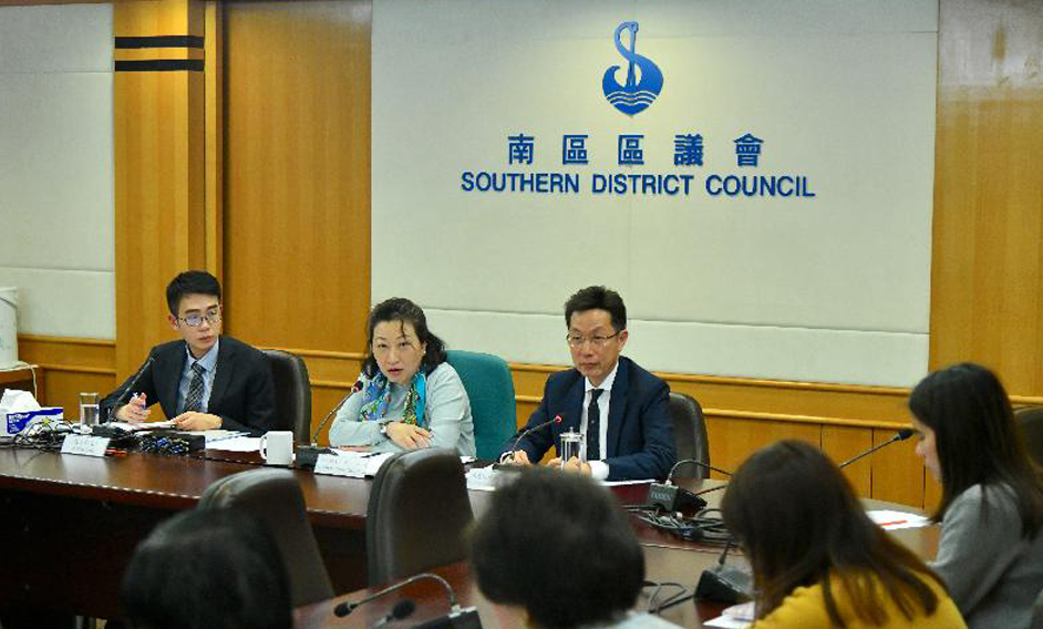 律政司司長鄭若驊資深大律師（左二）今日（三月十二日）到訪南區，並與南區區議會議員會面，就關注的議題交換意見。