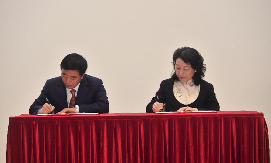 律政司与最高人民法院今日（四月二日）签署《关于内地与香港特别行政区法院就仲裁程序相互协助保全的安排》（《安排》）。图示律政司司长郑若骅资深大律师（右）与最高人民法院副院长杨万明（左）在仪式上签署《安排》。
