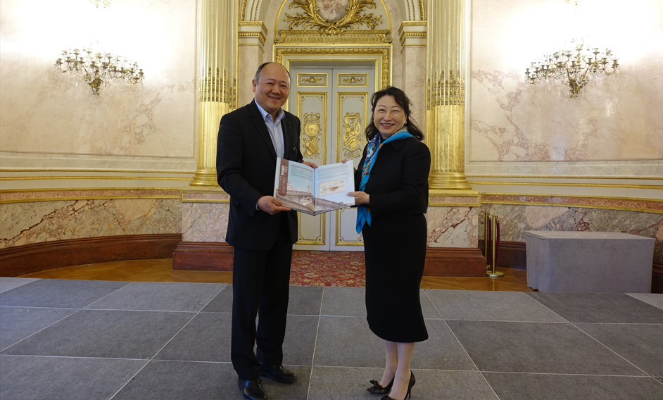 The Secretary for Justice, Ms Teresa Cheng, SC (right), exchanges souvenirs with the President of the France-China Friendship Group of the National Assembly of France, Mr Buon Huong Tan (left), after a meeting in Paris, France, today (April 11, Paris time).