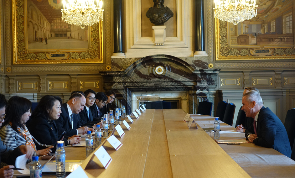 律政司司长郑若骅资深大律师（左二）今日（巴黎时间四月十五日）在法国巴黎与法国最高法院总检察长Francois Molins（右一）会面。