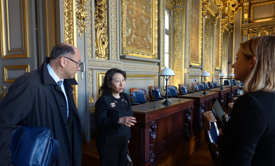 律政司司长郑若骅资深大律师（左二）今日（巴黎时间四月十五日）在法国巴黎到访法国最高法院，参观法院内的设施。