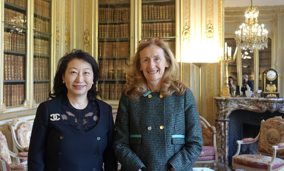 律政司司长郑若骅资深大律师（左）今日（巴黎时间四月十五日）在法国巴黎与法国司法部长Nicole Belloubet（右）会面。