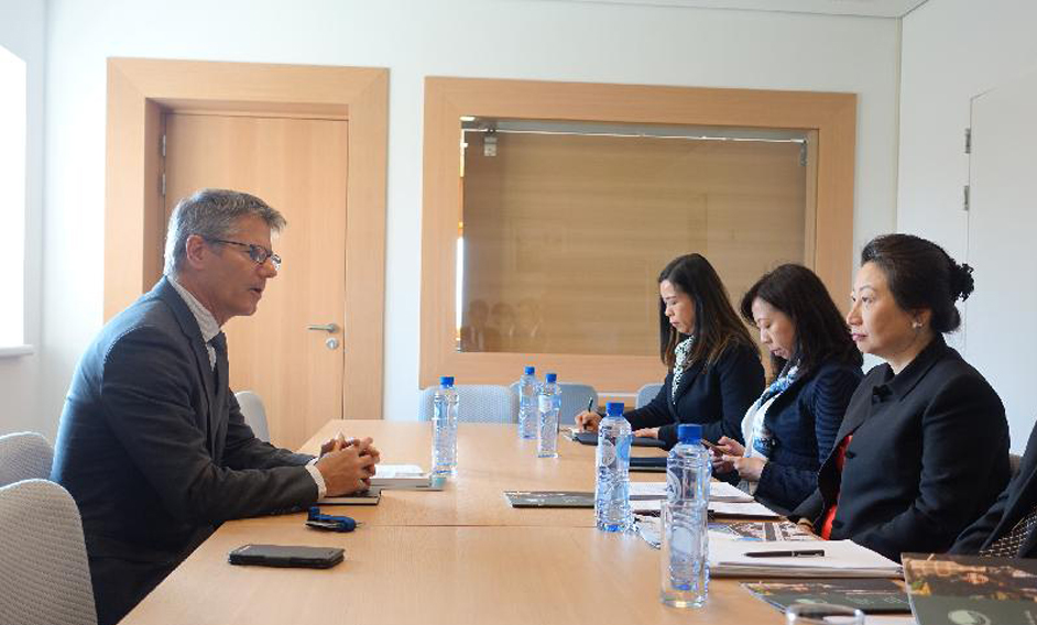 律政司司长郑若骅资深大律师（右一）今日（海牙时间四月十六日）在荷兰海牙与海牙国际法学院秘书长Jean-Marc Thouvenin教授（左）会面。