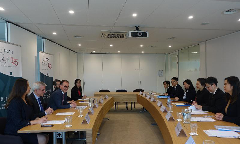 The Secretary for Justice, Ms Teresa Cheng, SC, visits The Hague Conference on Private International Law (HCCH) in The Hague, the Netherlands today (April 16, The Hague time). Photo shows Ms Cheng (third right) meeting with the Secretary General of HCCH, Dr Christophe Bernasconi (third left).