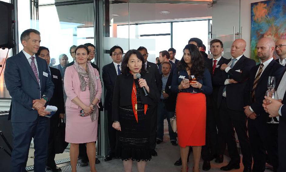The Secretary for Justice, Ms Teresa Cheng, SC (front row, third left), attended the Vis Moot reception and gave a short speech in Vienna, Austria, yesterday (April 17, Vienna time).